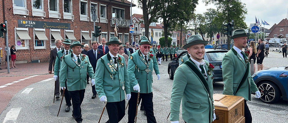 Permalink auf:Festumzug über die Schiffbrücke